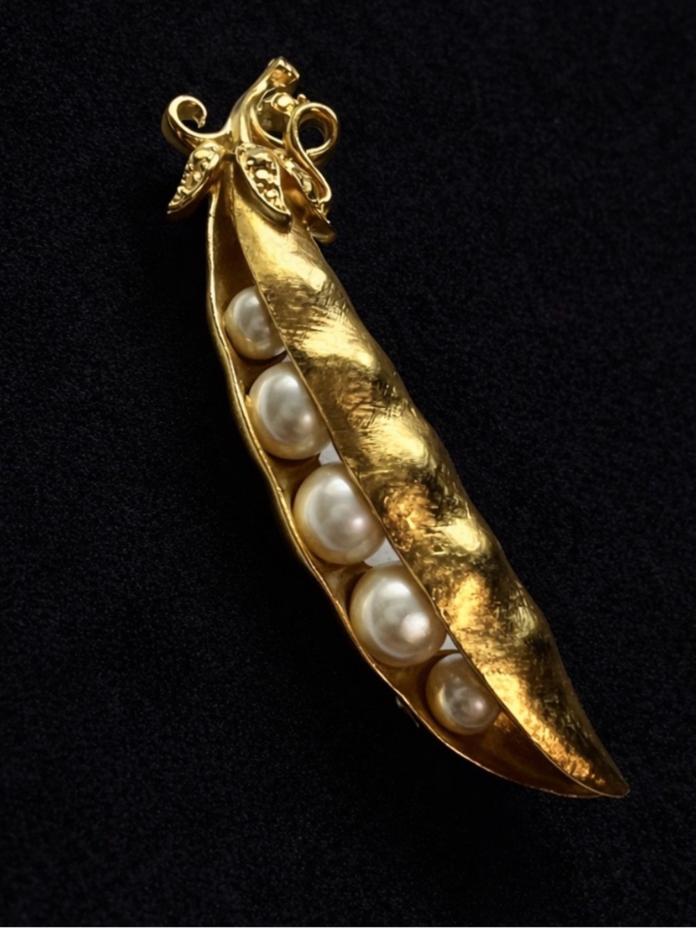 ELEGANT 60'S CROWN TRIFARI GOLD-TONE FAUX PEARL RHINESTONE PEAS IN A POD BROOCH